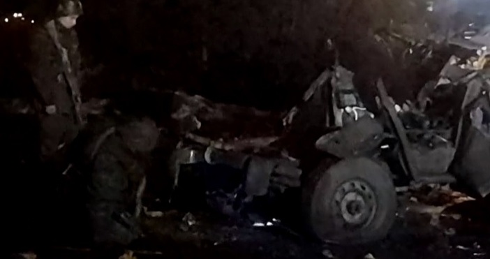 Военни оглеждат щети след мощния взрив в центъра на Донецк