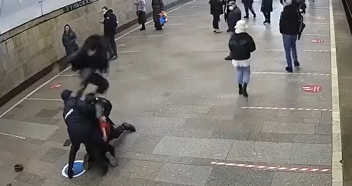 Двама пътници от столичното метро в Москва набиха полицаите които