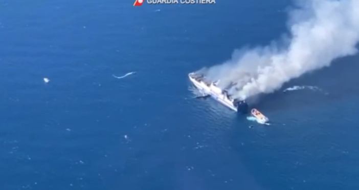 12 души от горелия ферибот в Йонийско море са в неизвестност