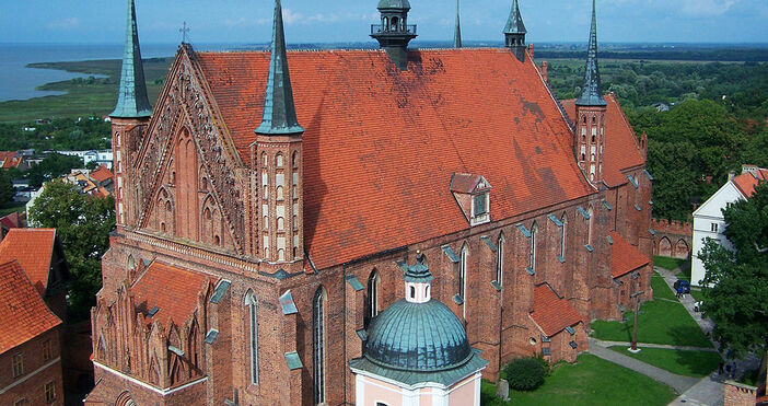 В Торун, Полша се ражда Николай Коперник. По майчина линия
