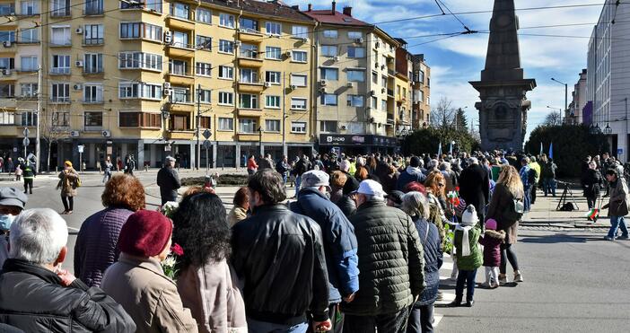 Снимки: Стотици българи се наредиха, за да поднесат цветя пред