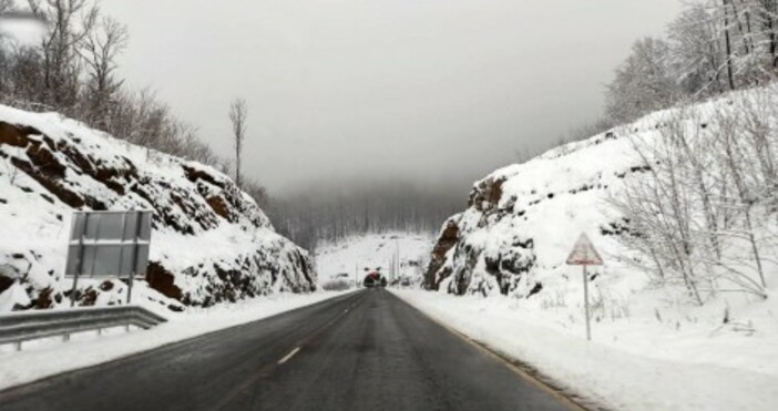 Пътните настилки са предимно сухи по усойните места частично заледени