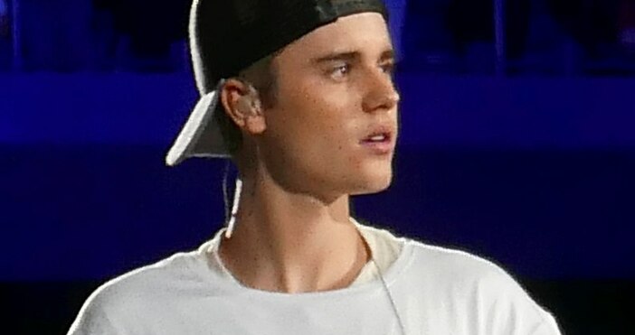 От щаба на певеца допълват че той се чувства добре