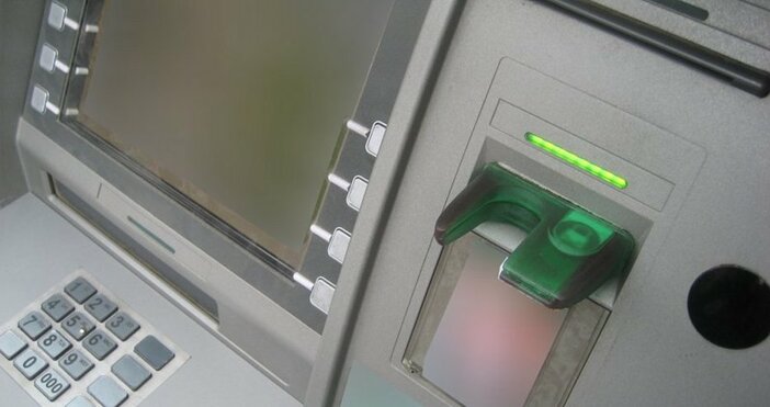 Още три банки слагат такса за банкомат Ако картата се