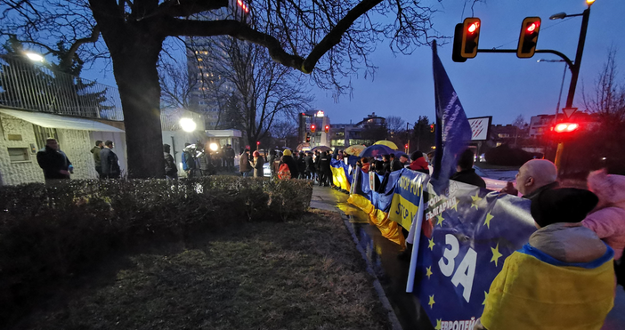 Снимки Недоволни българи излязоха на протест срещу разцепването на Украйна Демонстрацията