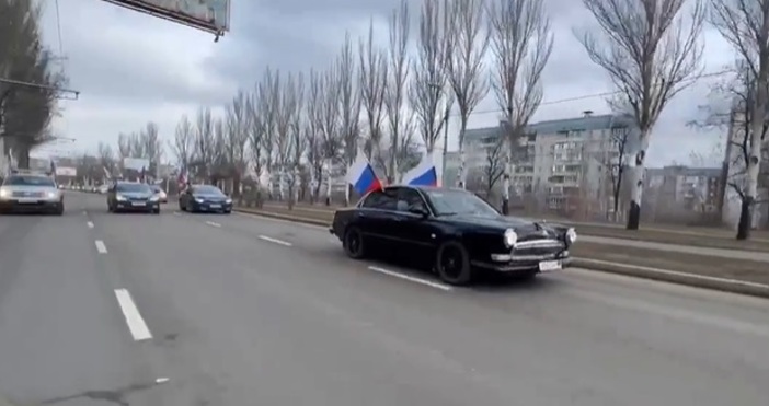 Автомитинг с руски знамена премина по пътищата на Донецк, след