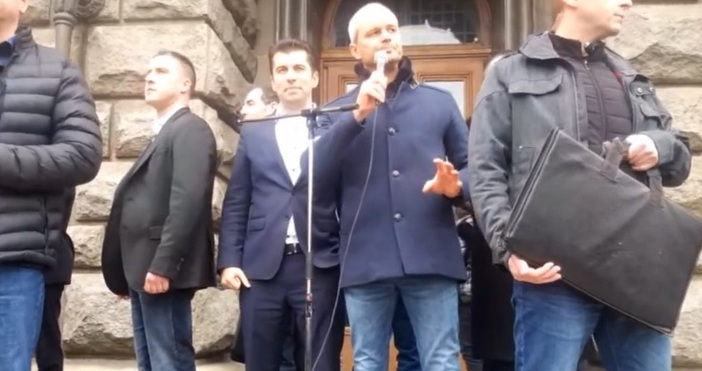 Премиерът Кирил Петков дойде на протеста на партия Възраждане, който