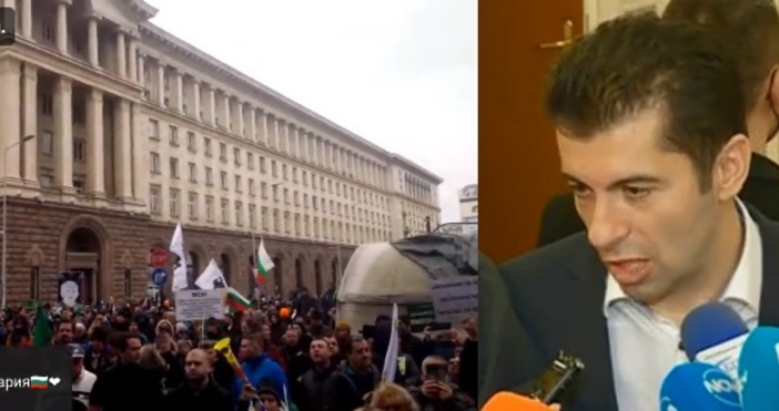 Кирил Петков се появи сред протестиращите пред Министерски съвет Там