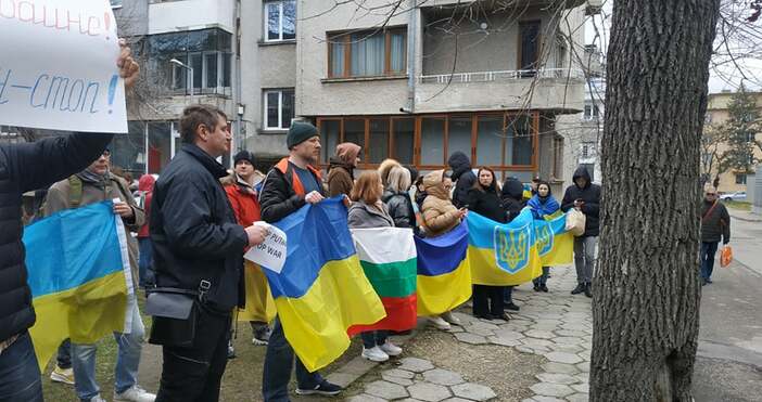 Снимки Петел Варненци излязоха на протест срещу руската атака в Украйна Близо