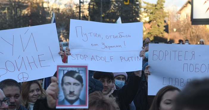 Снимки: Фейсбук Отровното триоПутин, вън от Украйна! , Путин УбиецНиколай