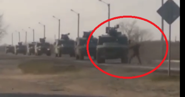 Невъоръжен украинец се опитва да спре руски военни камиони Тези кадри