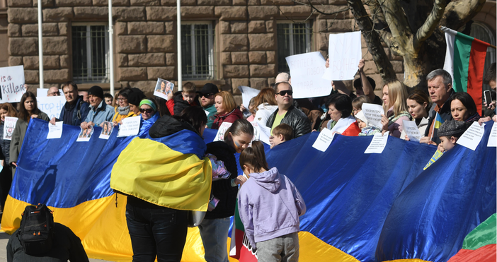 Снимки Много българи в момента са пред Президенството в столицата