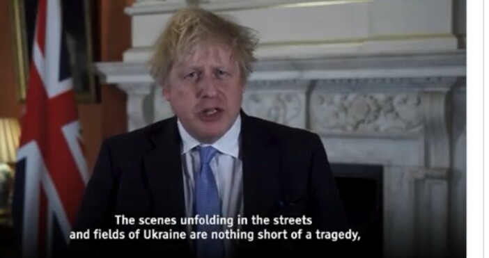 Джонсън добави:Хората във Великобритания застават редом с нашите украински братя