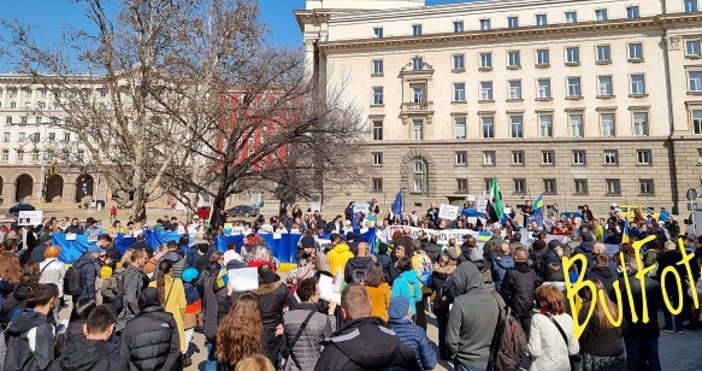 Снимки Много българи в момента са пред Президенството в столицата
