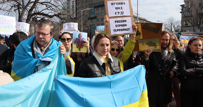 Снимки Варненци илязоха на протест в покрепа на Украйна пред
