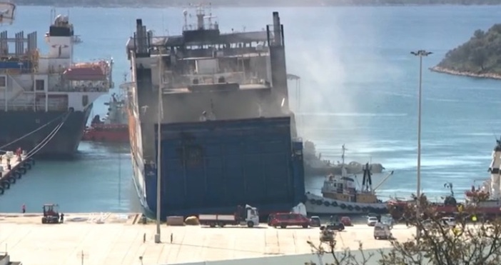 Гръцките власти продължават опитите да отворят вратата на изгорелия ферибота Вчера