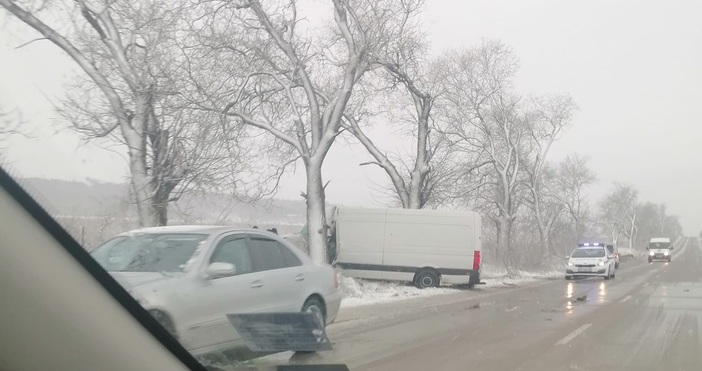 Коли и камиони са попаднали в леден капан край Варна