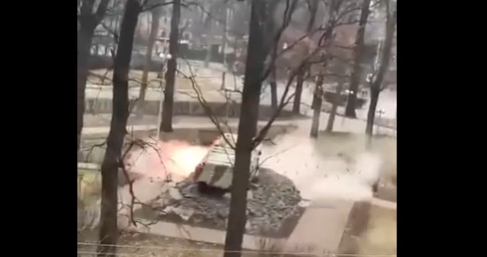 Руски танк обстрелва военен паметник в Буча, Украйна, който е