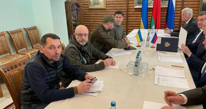 Преговарящите от името на Украйна и Русия седнаха на масата  Украинският