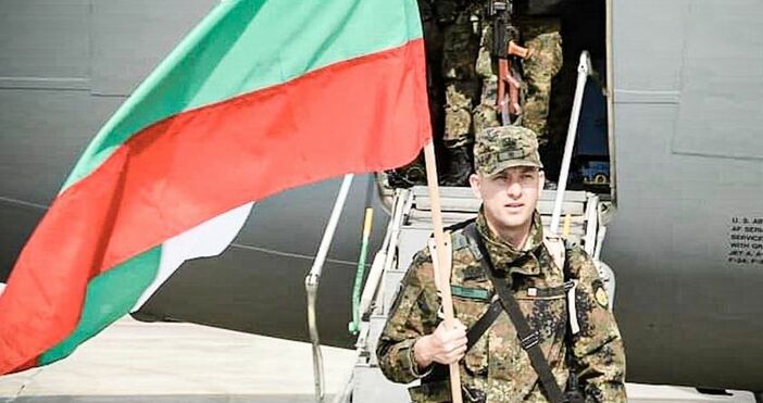 Войници на НАТО вдигнаха българския трикольор по повод националния ни