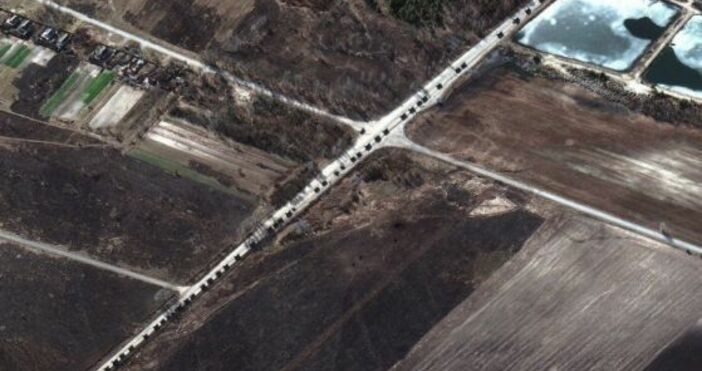 Стоп кадър СНН64-километровият руски военен конвой, движещ се към Киев, остава