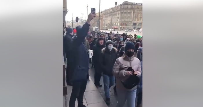 Протестиращи срещу войната шестват в Москва показва видео на Михаил Ходорковский