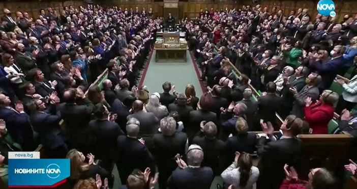 Британският парламент се изправи на крака, за да аплодира Зеленски. Той