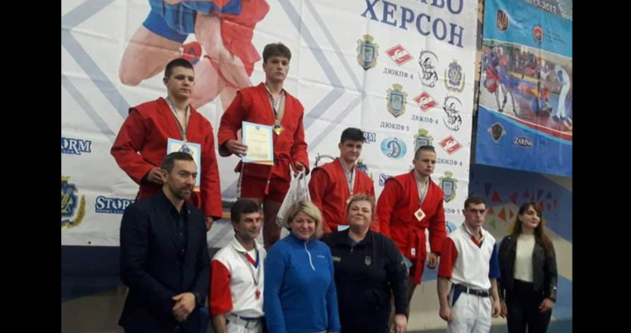 Украинският шампион по самбо Артьом Прийменко (16-годишен) и цялото му семейство