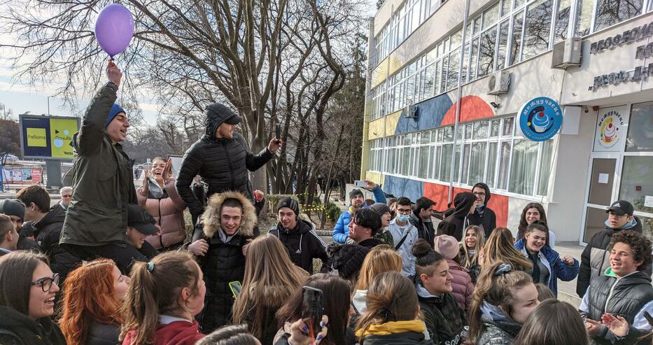 Ученици от Варна излязоха на протест, за да подкрепят любимата си учителка