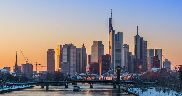 Уикипедия Демонстрантите носиха плакати с надписи Stop War Stop Putin и