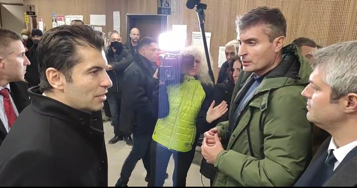 Премиерът Кирил Петков посети бежанския център във Варна който е