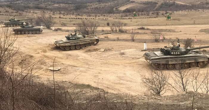 Курсанти провеждат танко-огневи тренировки с въоръжението на танк Т-72 на