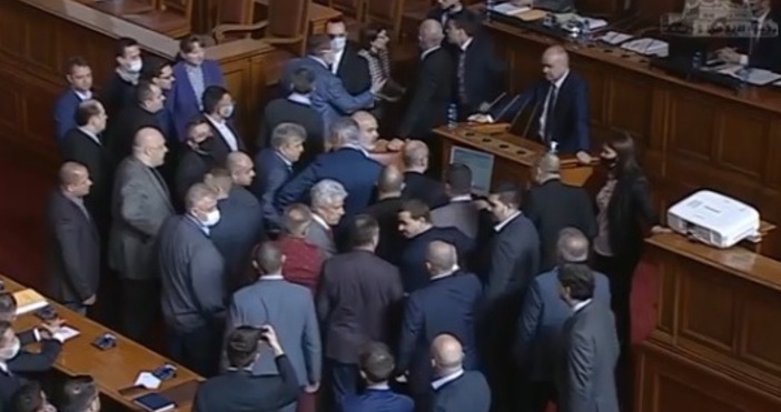 Заседанието на Народното събрание беше прекъснато след като депутатите на