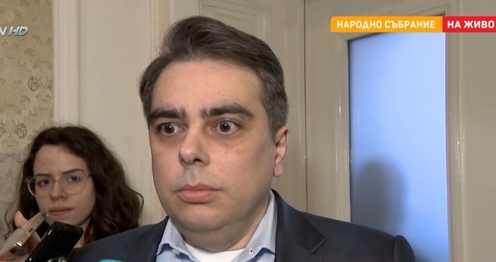 Вицепремиерът и финансов министър Асен Василев отвърна в обвиненията на