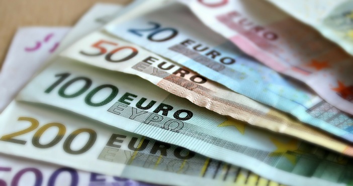 Курсът на еврото днес задържа цена от малко под 1 11