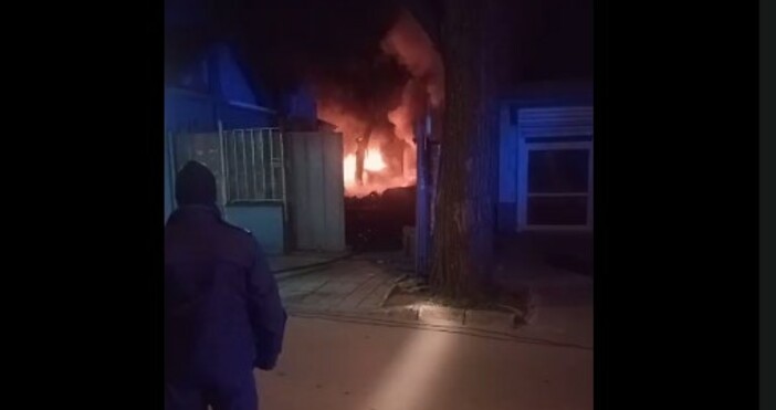 Пожар в този момент в района на Колхозния пазар във Варна За това