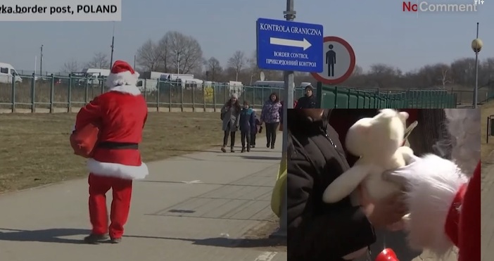 Кадри Youtube EuronewsПолски Дядо Коледа посреща с подаръци украински деца