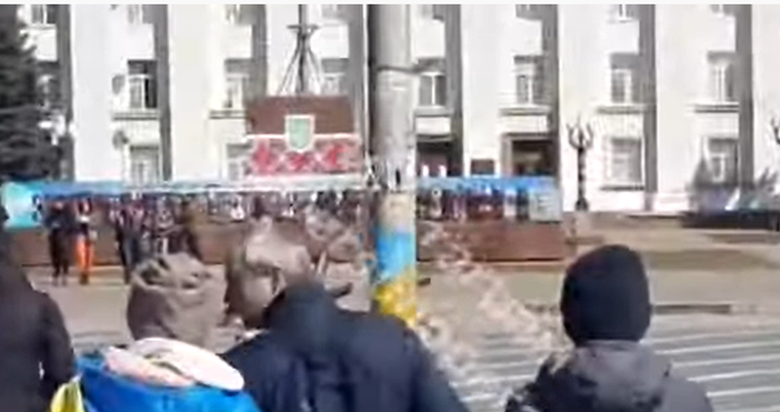 Стопкадър You tube, МОСТСтрелба по хора в голям украински град.Руските