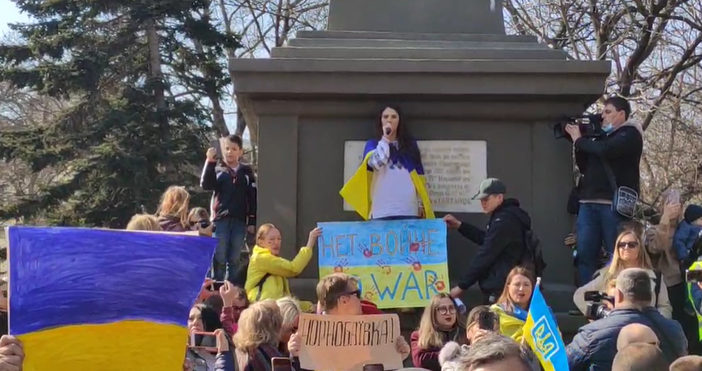 Мирно шествие в подкрепа на Украйна се провежда във Варна
