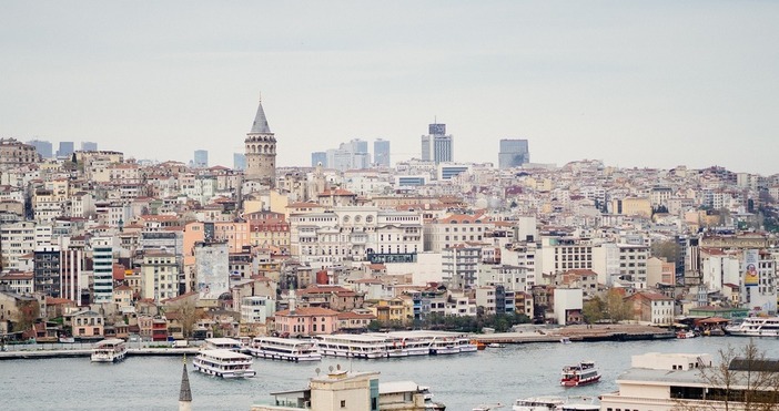 Властите в Турция затвориха временно Босфора за корабоплаване заради блуждаеща