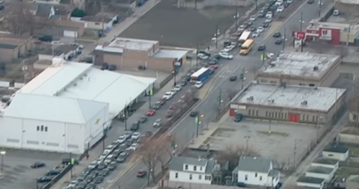 Стотици коли чакаха на дълги опашки в Чикаго за да