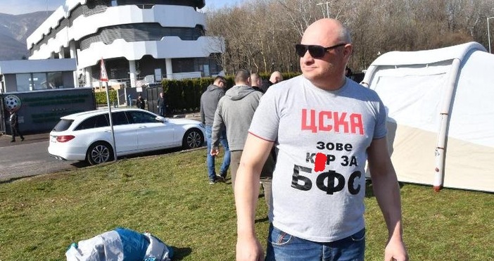 Почитатели на ЦСКА разпънаха палатки пред централата на Българския футболен