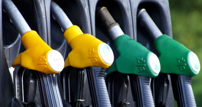 Експерт прогнозира, че се очаква цената на бензина да спадне.Цените