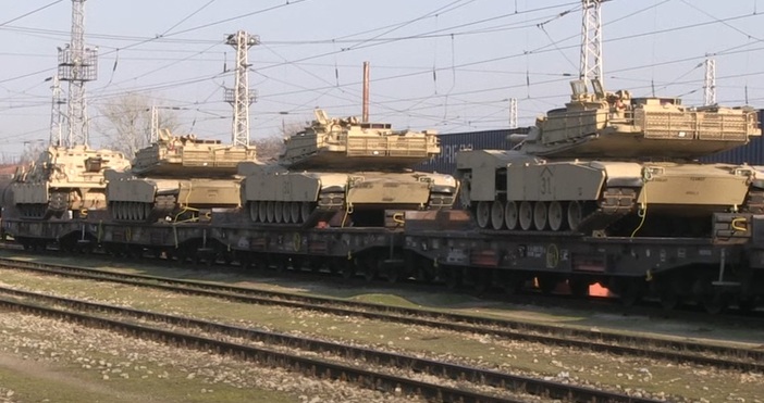 Американски танкове преминават по жп линията в Русе през Дунав мост