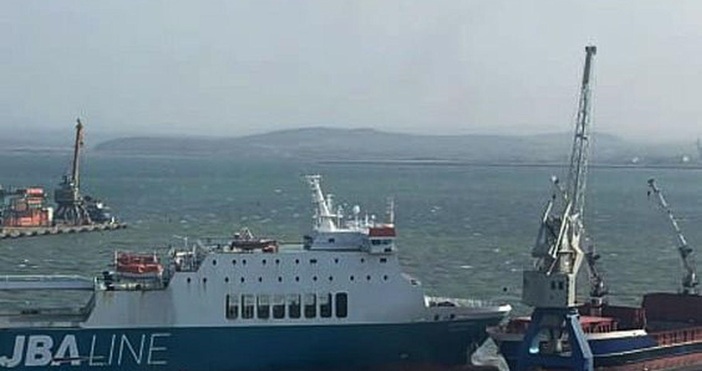Снимки: Корабът (Ферибот) Дружба скъса въжета от силния вятър в