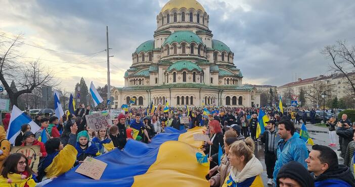Снимки: Огромен брой хора, подкрепящи Украйна, се събраха в центъра