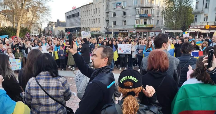 Снимки Фейсбук, Стела НиколоваПолитикът Стела Николова публикува снимки от днешния протест