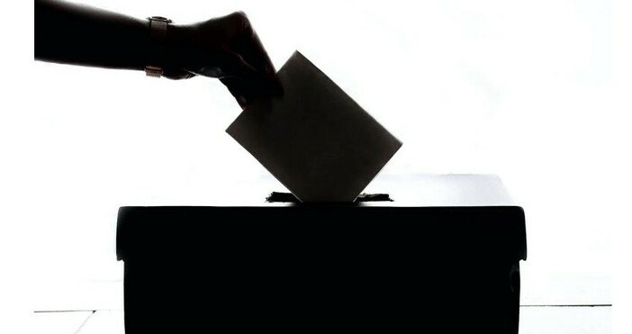 Фаворит в социологическите проучвания е Макрон Франция гласува днес на първи тур