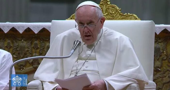 Папата седна пред базиликата върху голям бял стол и стоеше