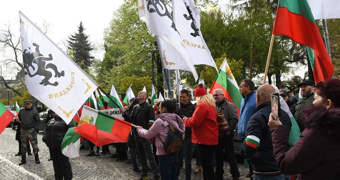 Стотина граждани под табела Национално движение Хан Кубрат размахваха български
